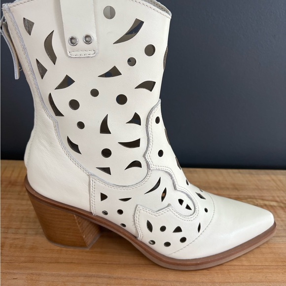 Dolce Vita Shoes - Dolce Vita Zenobi Off White Cutout Leather Western  Boots - Women 7.5